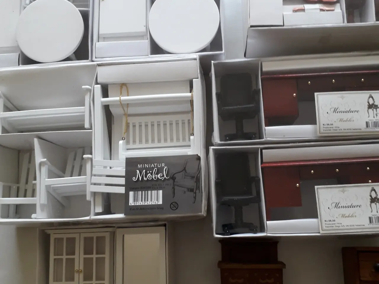 Billede 3 - Dukkehusmøbler - Miniature Samling med tilbehør.