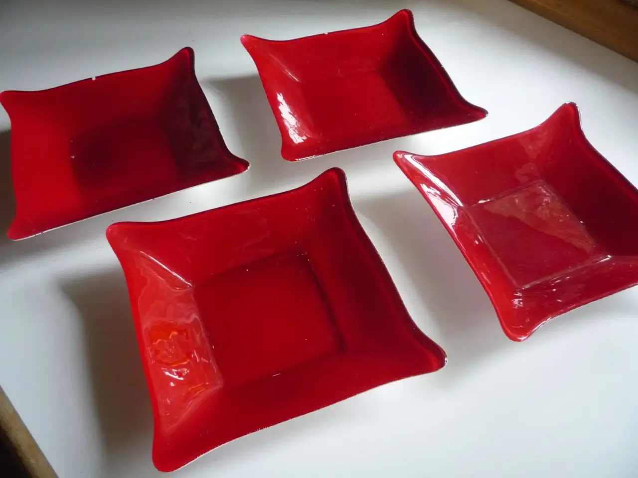 Billede 2 - 4 postkasserøde glas asietter
