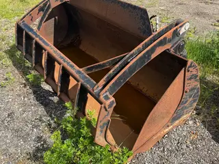 Manitou siloskovl 205 cm bred, 75 cm dyb, 75 cm høj - Manitou Beslag