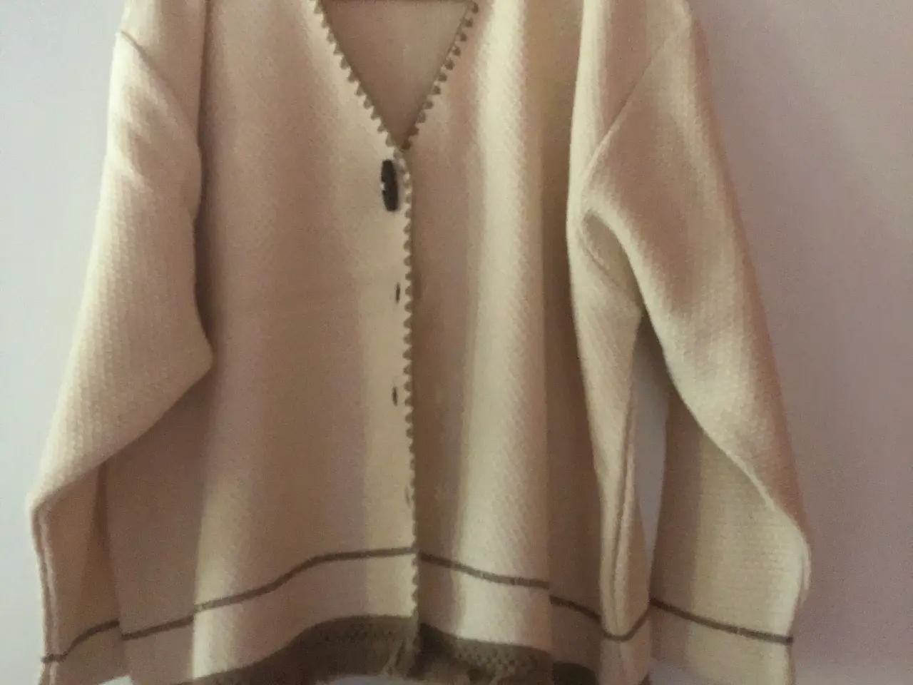Billede 1 - Cardigan i beige med brunlige frynser