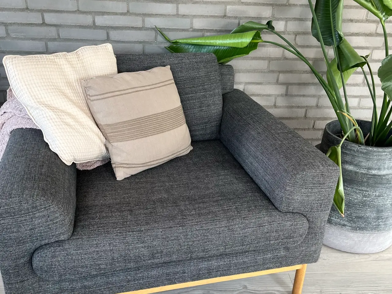Billede 2 - Lækker Sofa med chaiselong, stol og puf