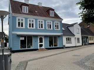 Butikslokale med flot og meget synlig facade