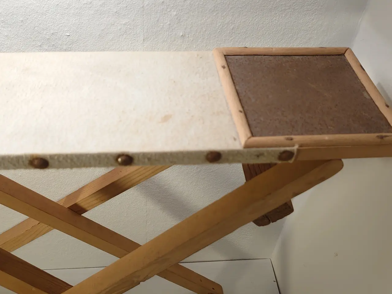 Billede 2 - Gammelt børne strygebræt. H44,5cm, L60cm.