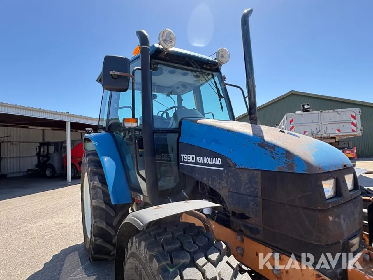 Billede 12 - Traktor New Holland TS90 med kost og plov