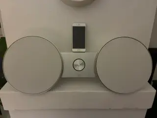 BeoSound 8 iPod Dock mobilen følger med