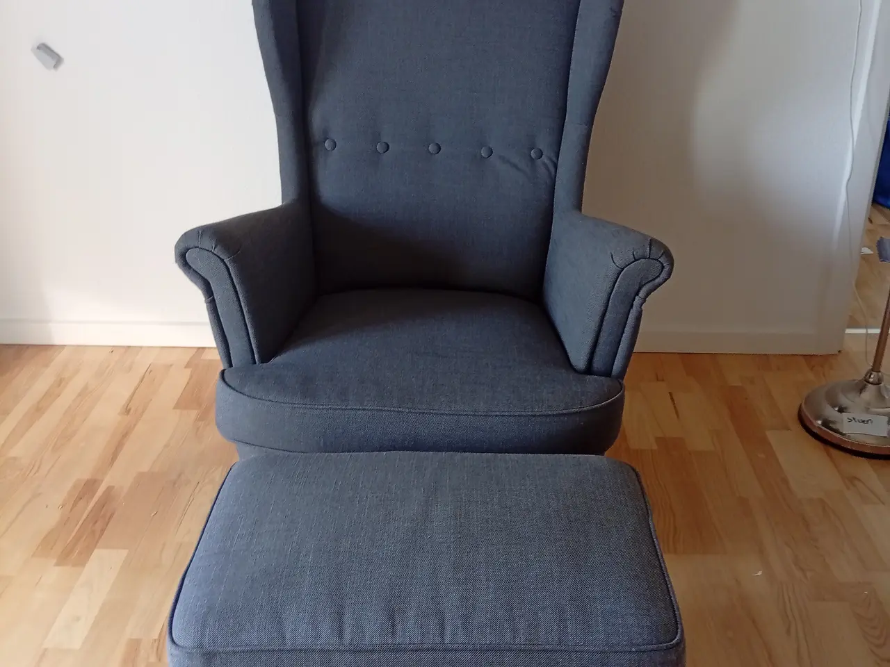 Billede 2 - Ikea, Strandmon øreklapstol med fodskammel
