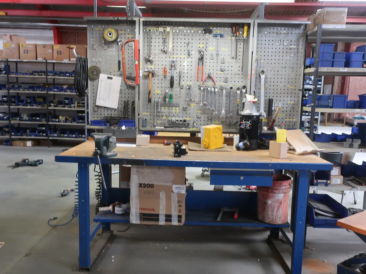 Billede 1 - Arbejdsbord med indhold