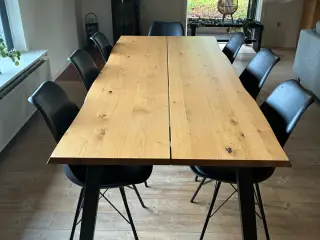 Spisebord med 6 stole