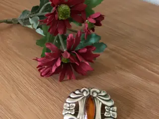 Antik broche med rav
