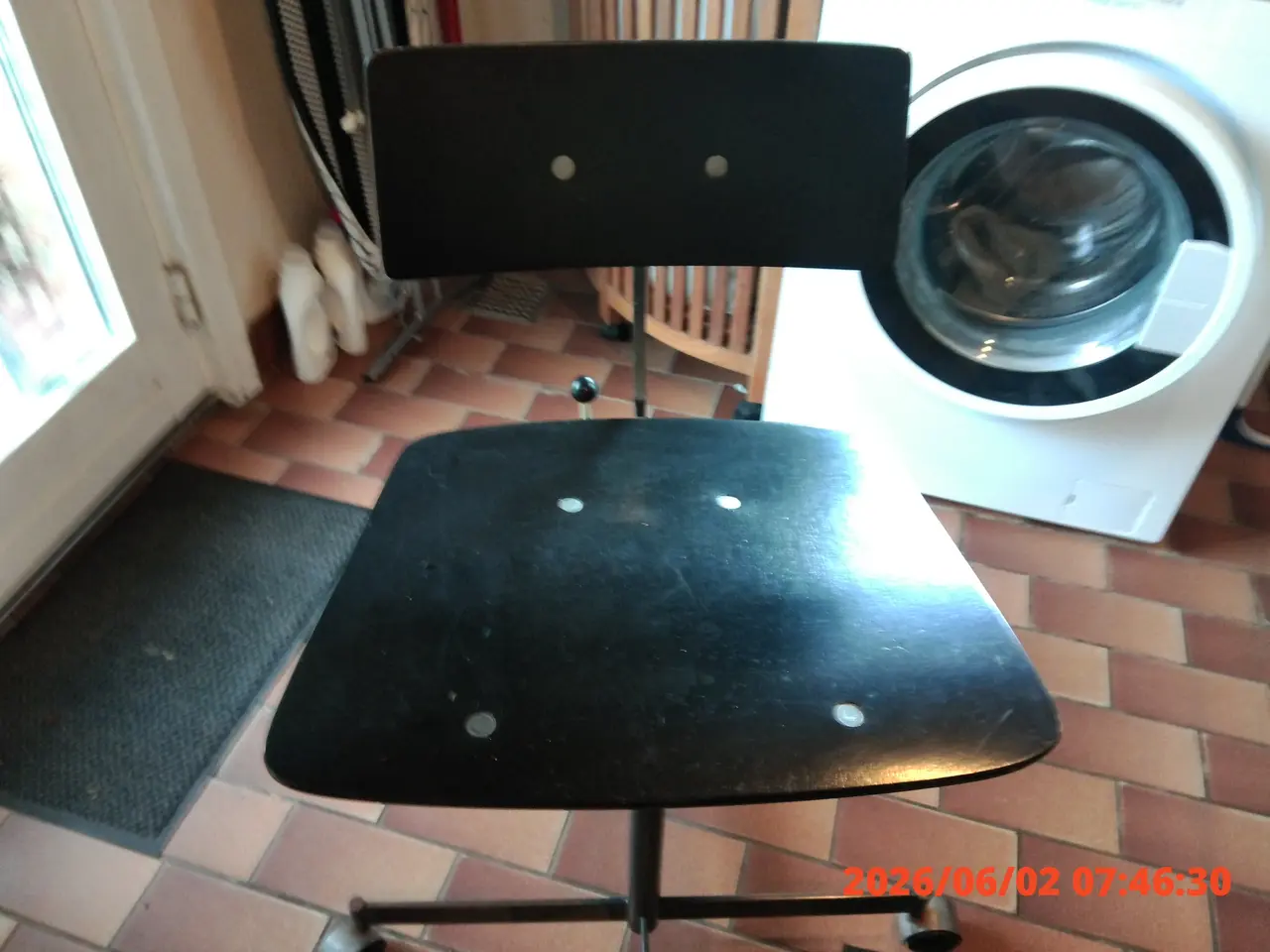 Billede 4 - Sort kontorstol på hjul med justerbar ryg og metal