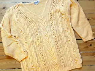 Ferskenfarvet sweater med snoninger fra Estelle