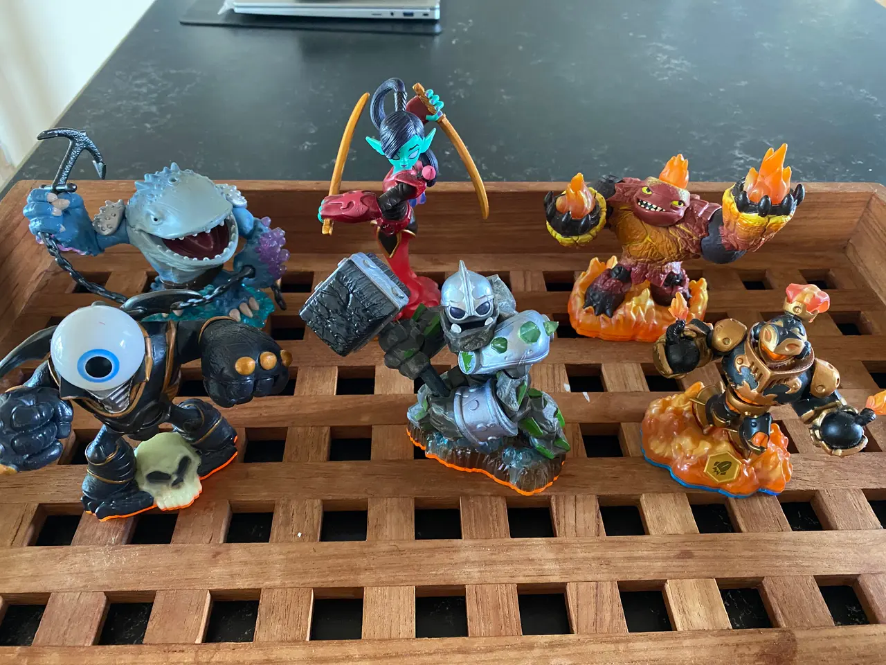 Billede 2 - 53 stk. Skylanders og rund taske og 1 mønt