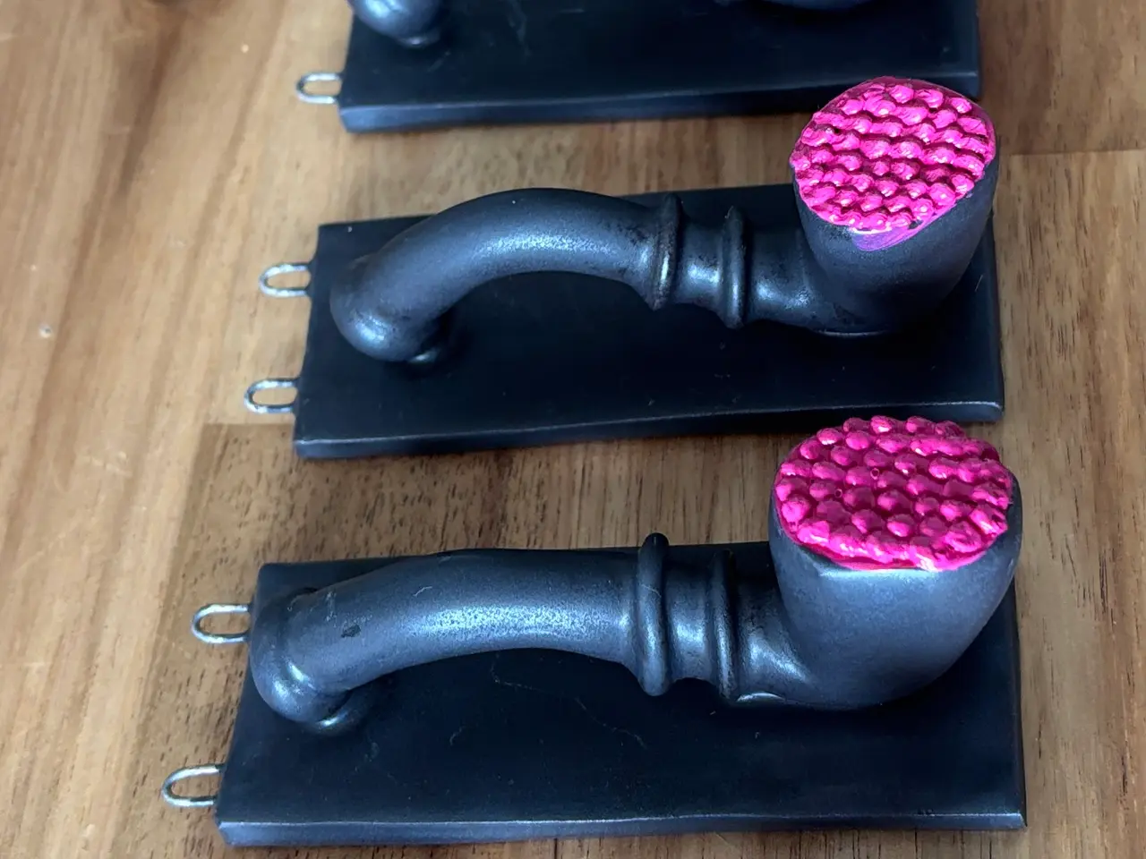 Billede 5 - Lakrids pibe med pink top håndlavet i keramik.