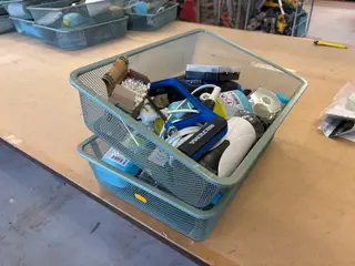 2 stk. Metalbakker L41,5, B30, H10 med maskiner, værktøj mm.