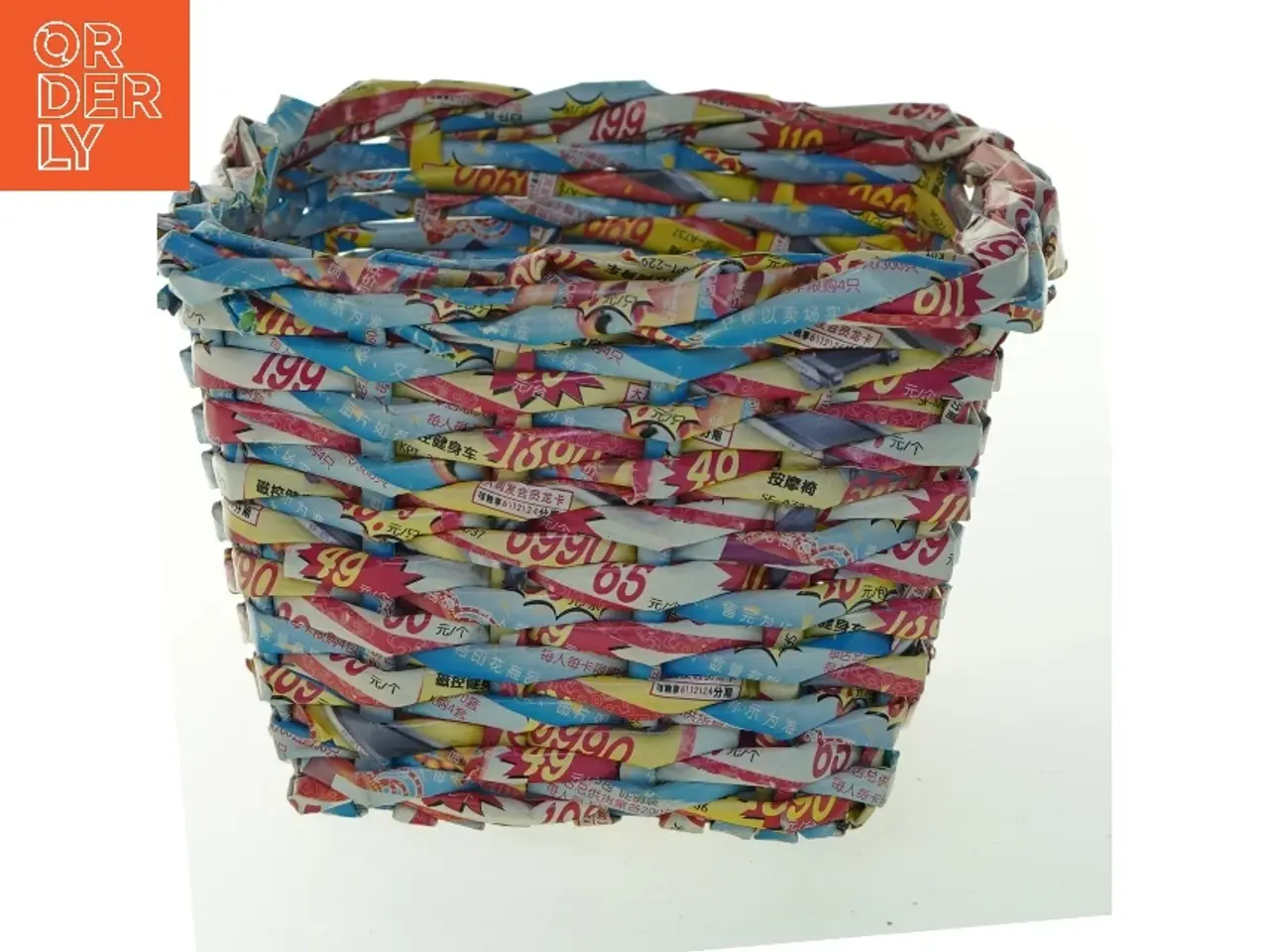 Billede 1 - Flettet kurv af genbrugsmaterialer (str. 11 cm x. 10 cm)