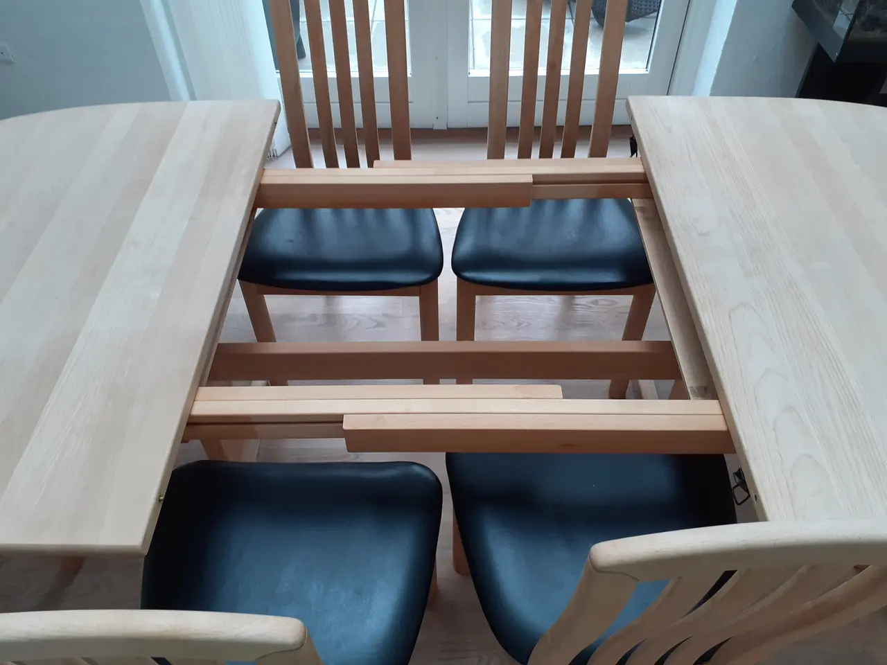 Billede 3 - Spisebord med 6 stk stole. 