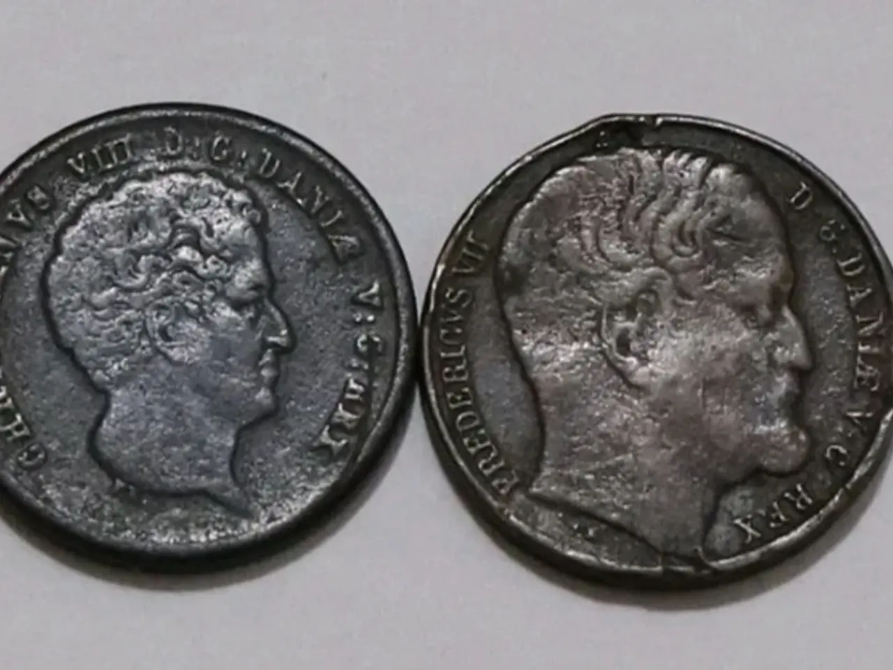 Billede 1 - 2 danske mønter – 1 Rigsbank Skilling, 1842, 1852