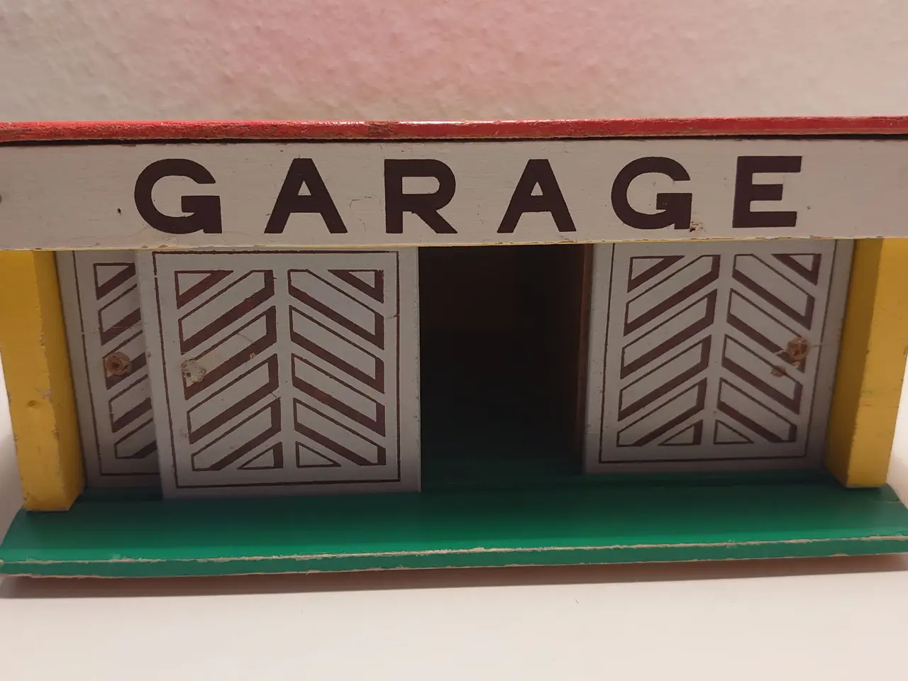 Billede 2 - Lille træ garage fra tyske Tofa prod. 1967.