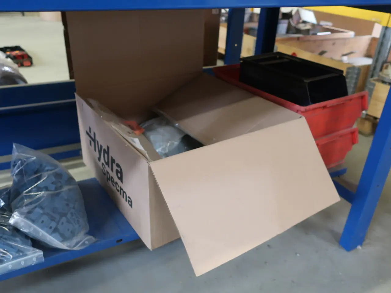 Billede 6 - Arbejdsbord med indhold