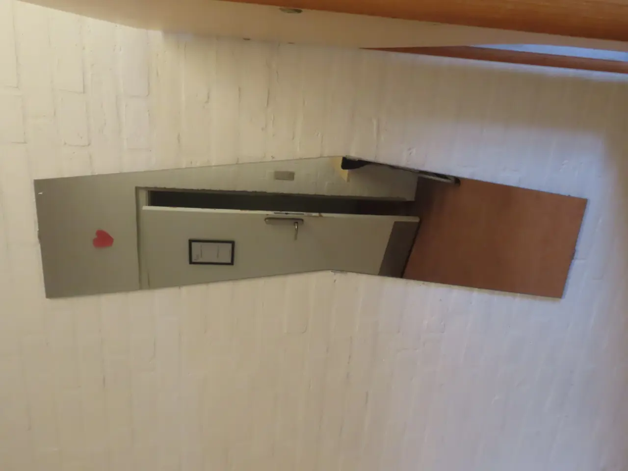 Billede 6 - Indhold på værelse af bord, køjeseng, skab mv.