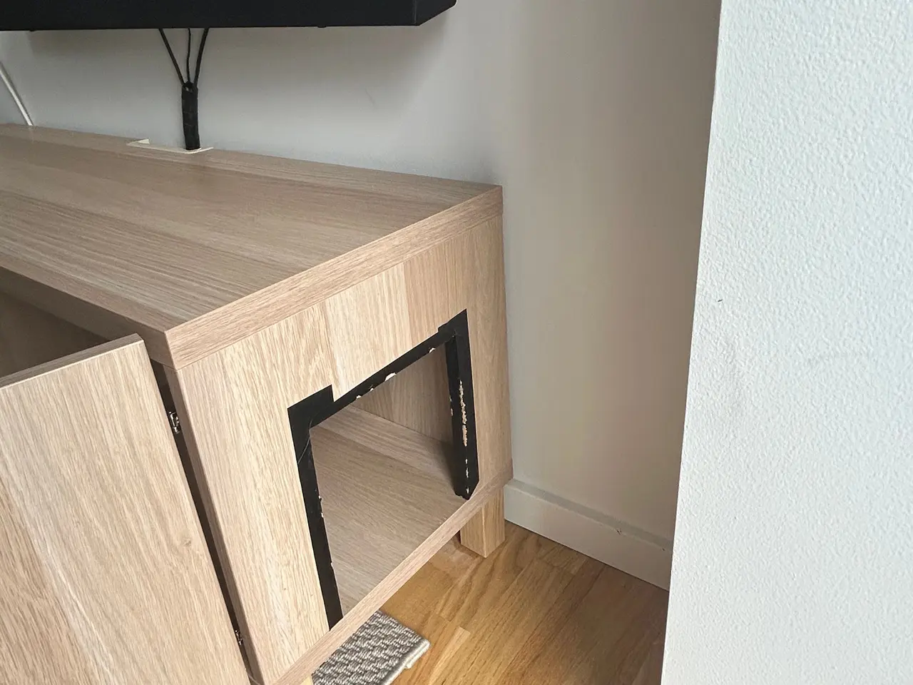 Billede 4 - BESTÅ tv-bord med færdiglavet bakke/toilet adgang 