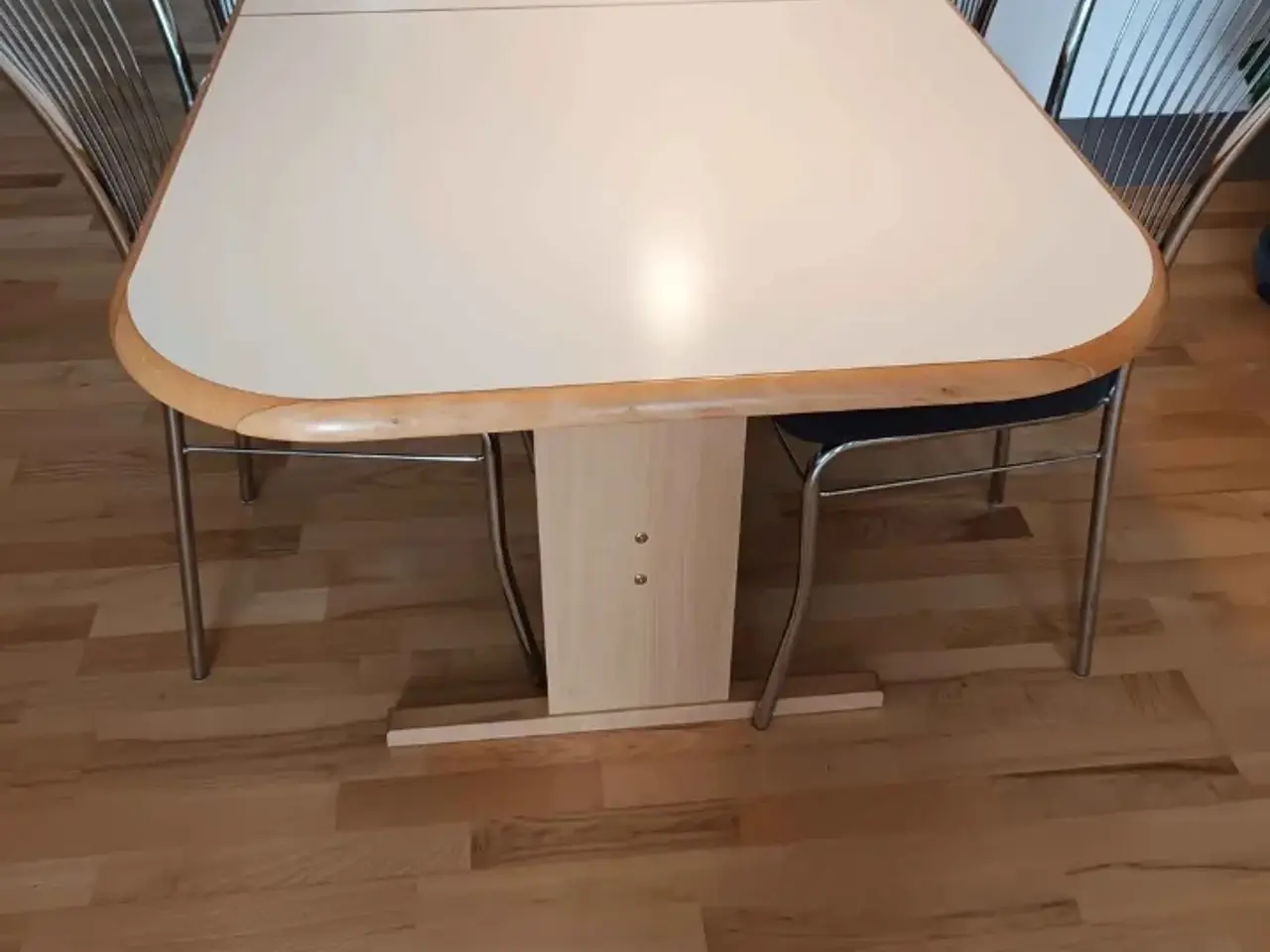 Billede 3 - Spisebord med 2 plader og 8 stole