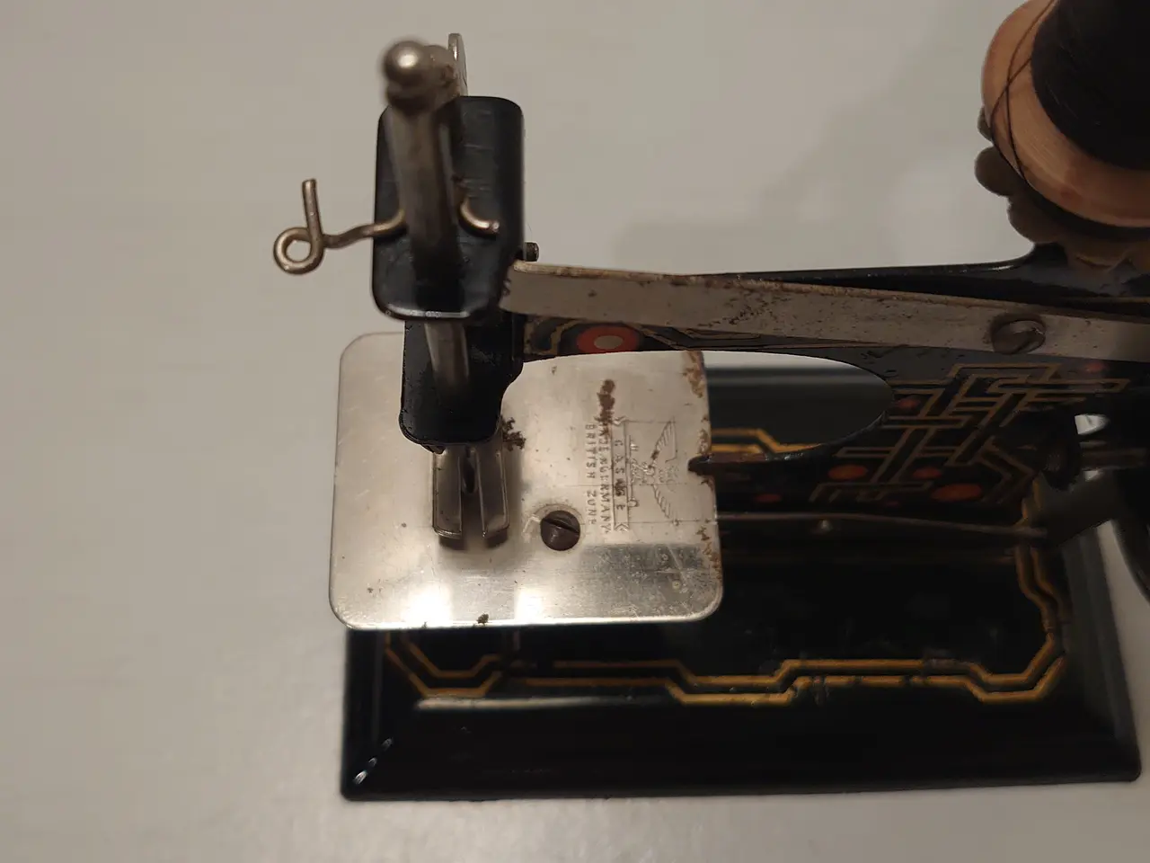 Billede 5 - Lille symaskine i blik .Model Casige.Virker. 1935
