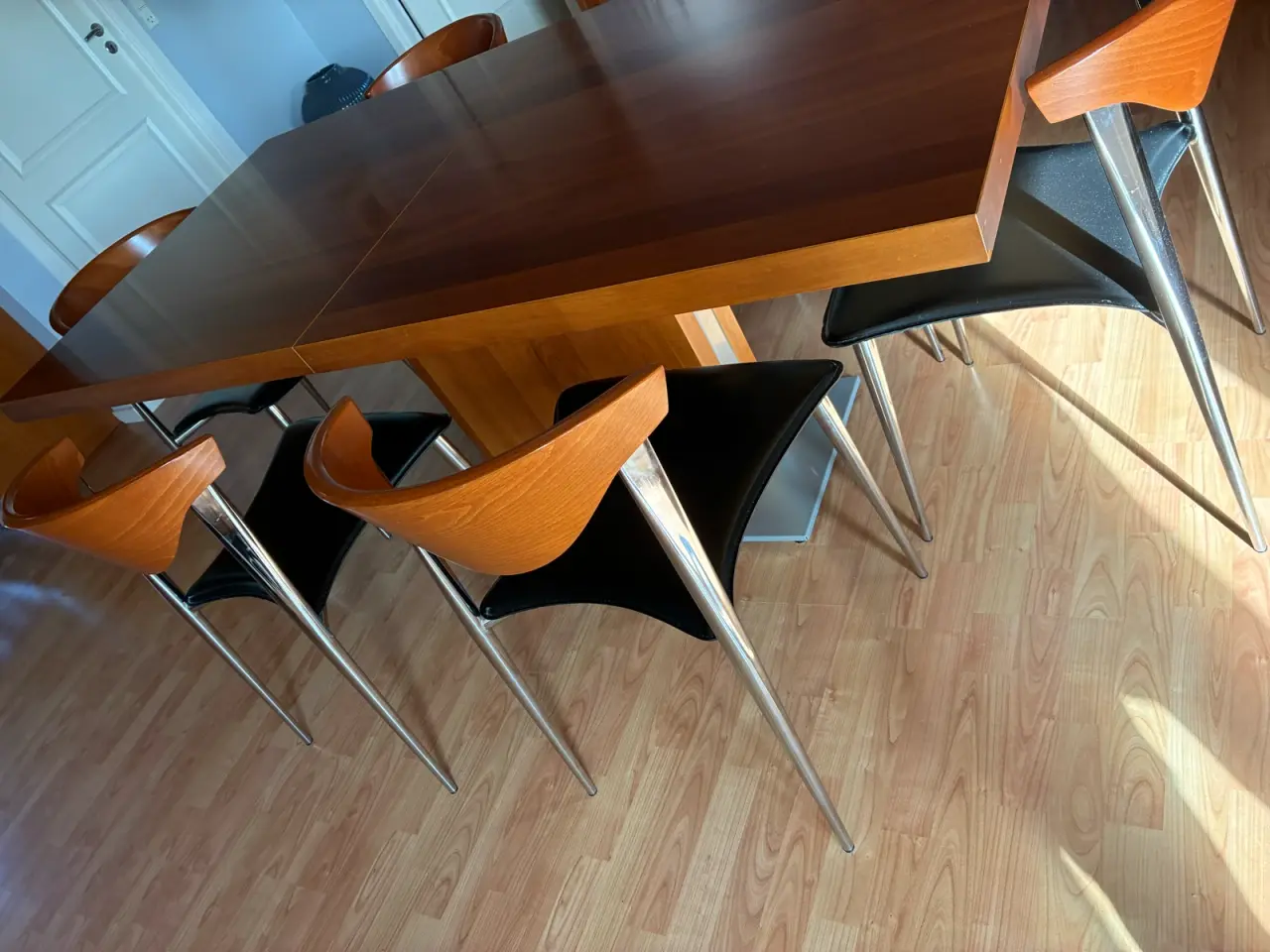 Billede 2 - BoConcept spisebord inkl stole