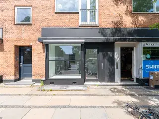UDLEJES: Stemningsfuldt butikslokale med facade mod Ordrupvej i Charlottenlund
