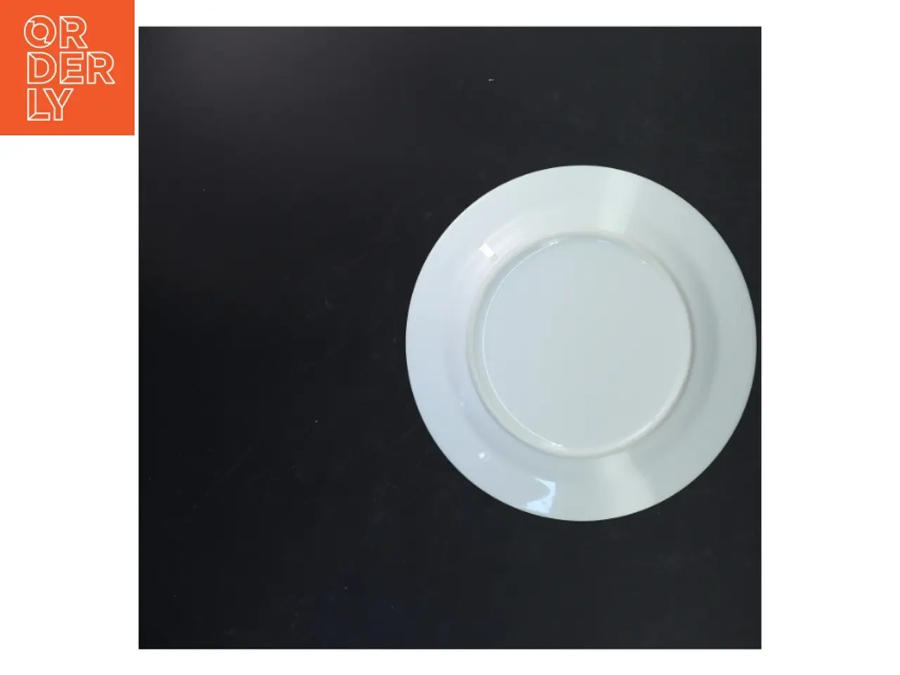 Billede 3 - Porcelænstallerken med dekorativ kant (str. Ø 24 cm)