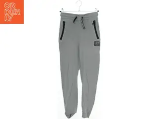 Grå joggingbukser fra H&M (str. 134)