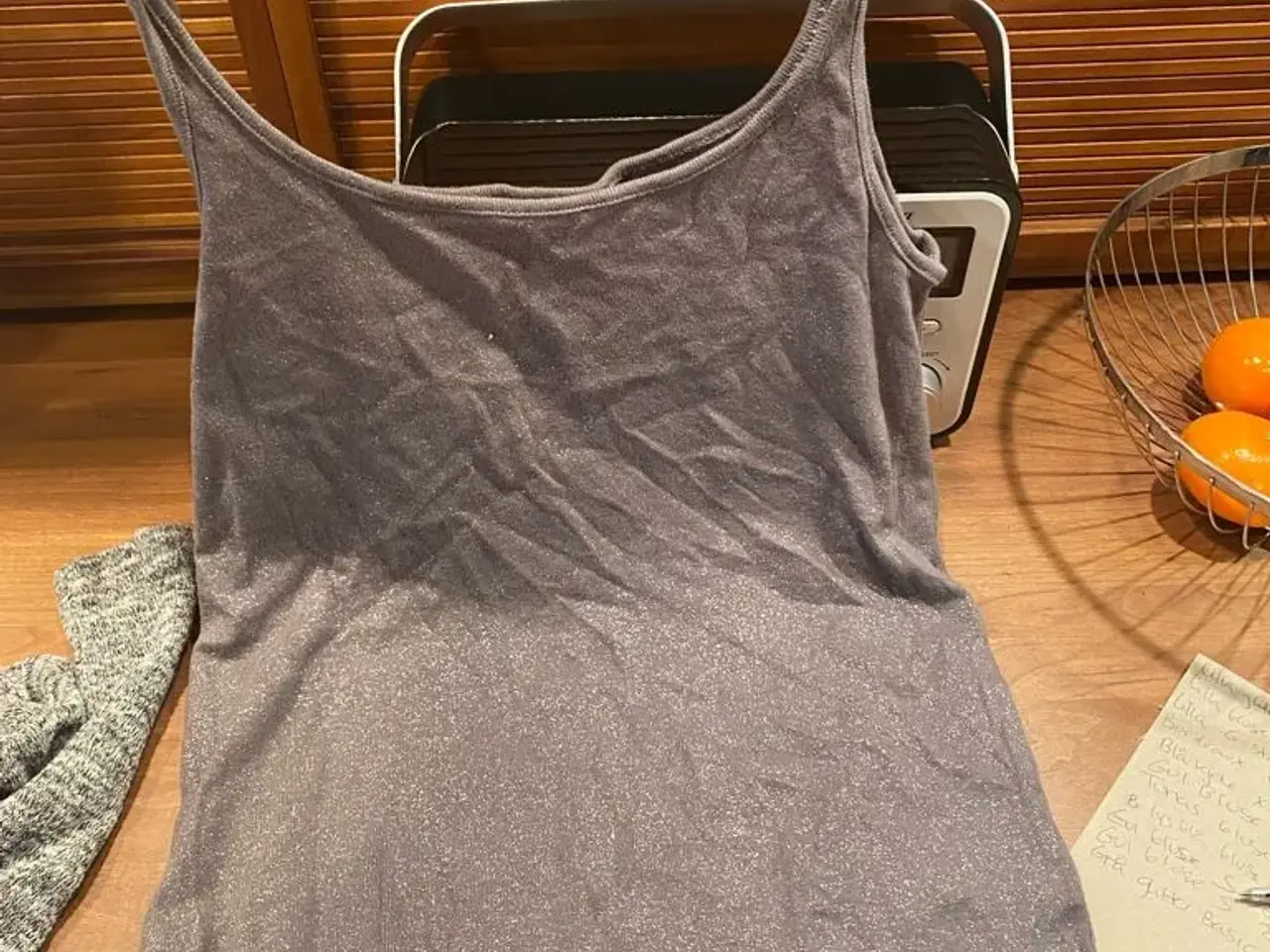 Billede 1 - Smart grå glitter bluse fra Basic str M