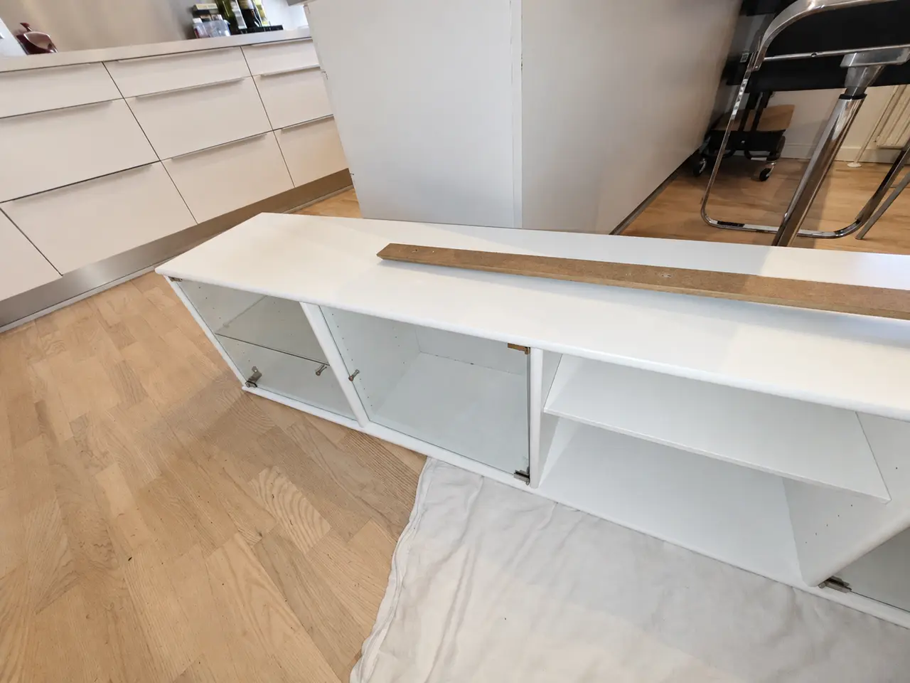 Billede 4 - Mistral Classic 108 – hvid vitrinereol – som ny