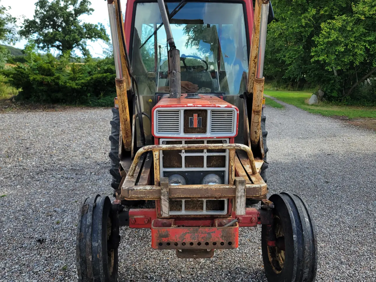Billede 3 - Traktor IH 685 XL  – påhængsvogn og redskaber