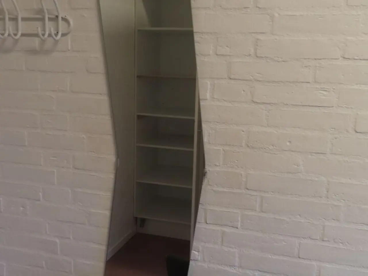 Billede 5 - Indhold på værelse af bord, køjeseng, skab mv.