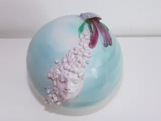Skulptur i keramik og glas af kunstner Lasse Frisk