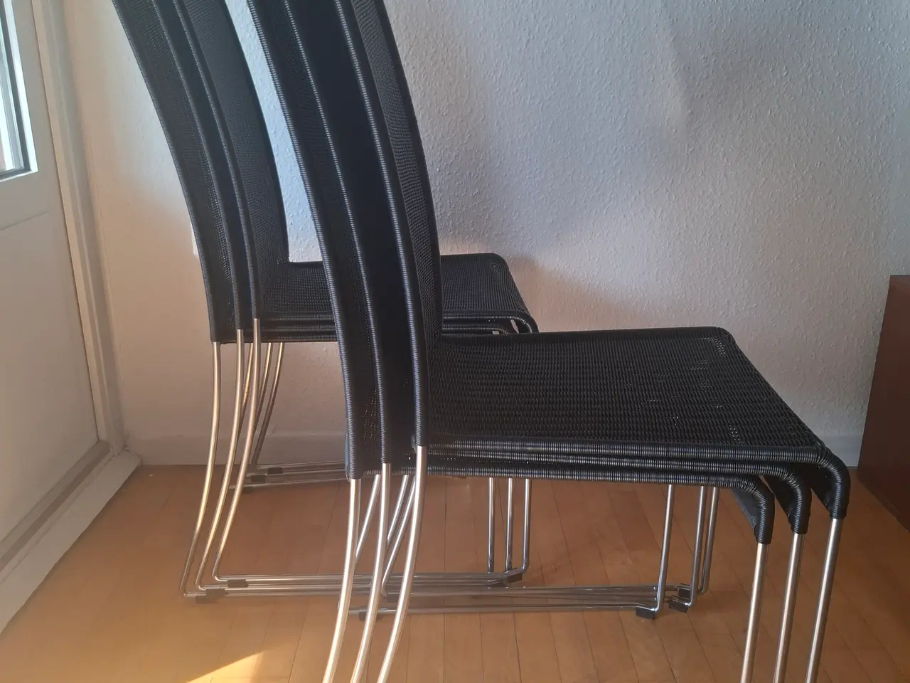 Billede 5 - 5+1 ILVA spisebordsstole i sort polyrattan.