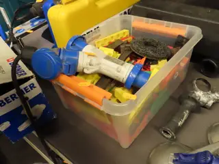 Kasse med adapter samt div. kiler