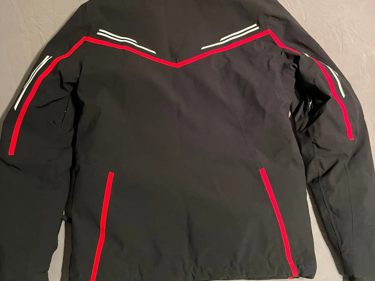 Billede 2 - McKINLEY Skijakke str 148 sort m. rød/hvid striber