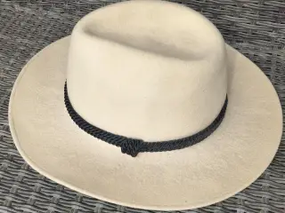 FLOT ORIGINAL WAYNE AND JONES ULD HAT, STR. 56