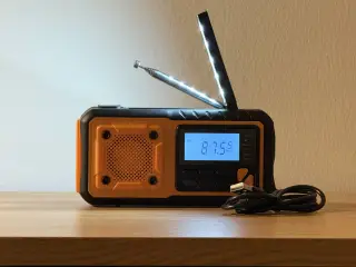 Nødradio m. Oplader, lys og generator