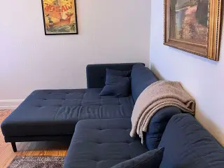 Rummelig og stilfuld sofa, perfekt til hygge.