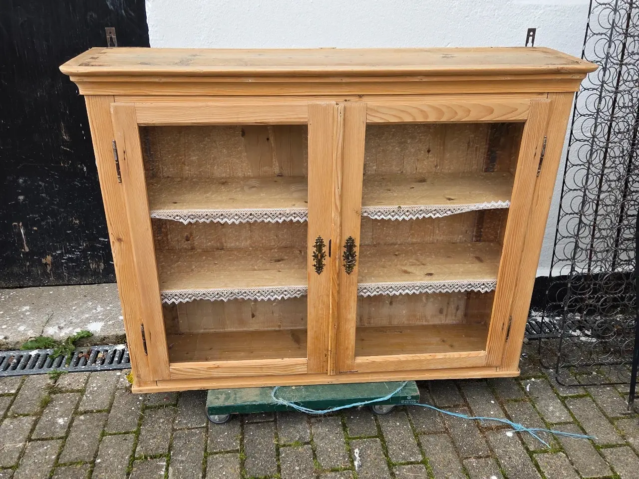 Billede 1 - Velholdt antik vægvitrine