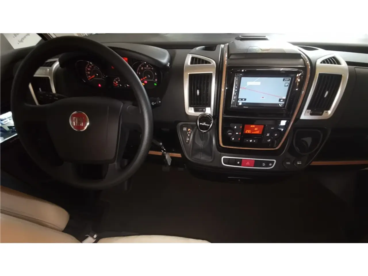 Billede 7 - 2020 - Carthago c-tourer I 144 LE Fantastisk helintegreret autocamper. 9-trins automatgear, automatisk klimanlæg i førehuse, Multimediasystem inkl. navigation og DAB+
