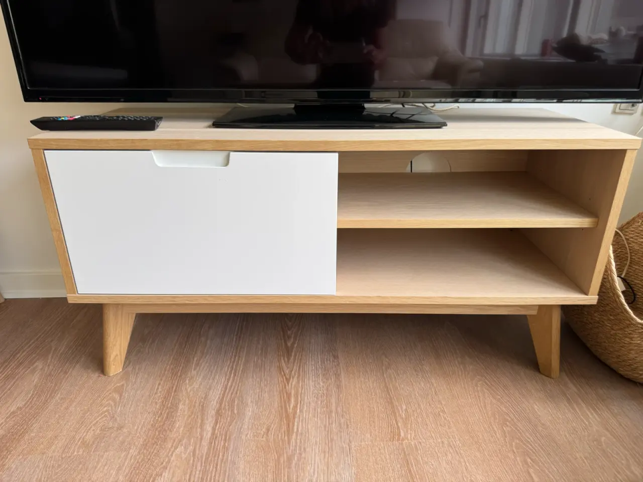 Billede 1 - Flot TV bord sælges