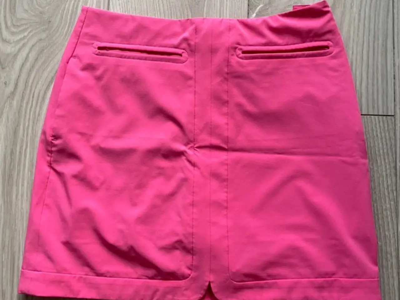 Billede 2 - Flot golfnederdel med inderbuks. Livvidde ca. 78 c