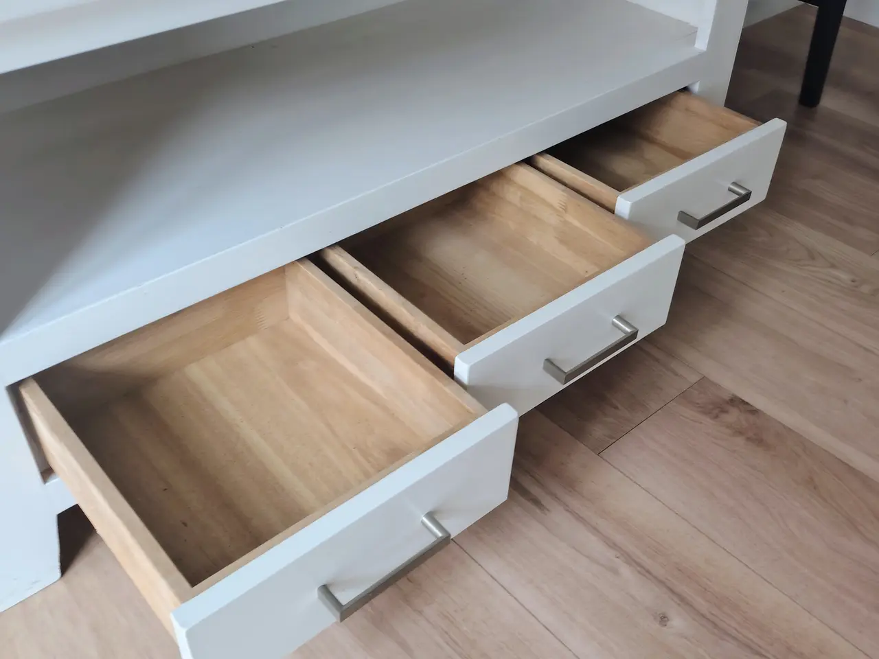 Billede 3 - TV‑bord i hvid træ – 100 kr