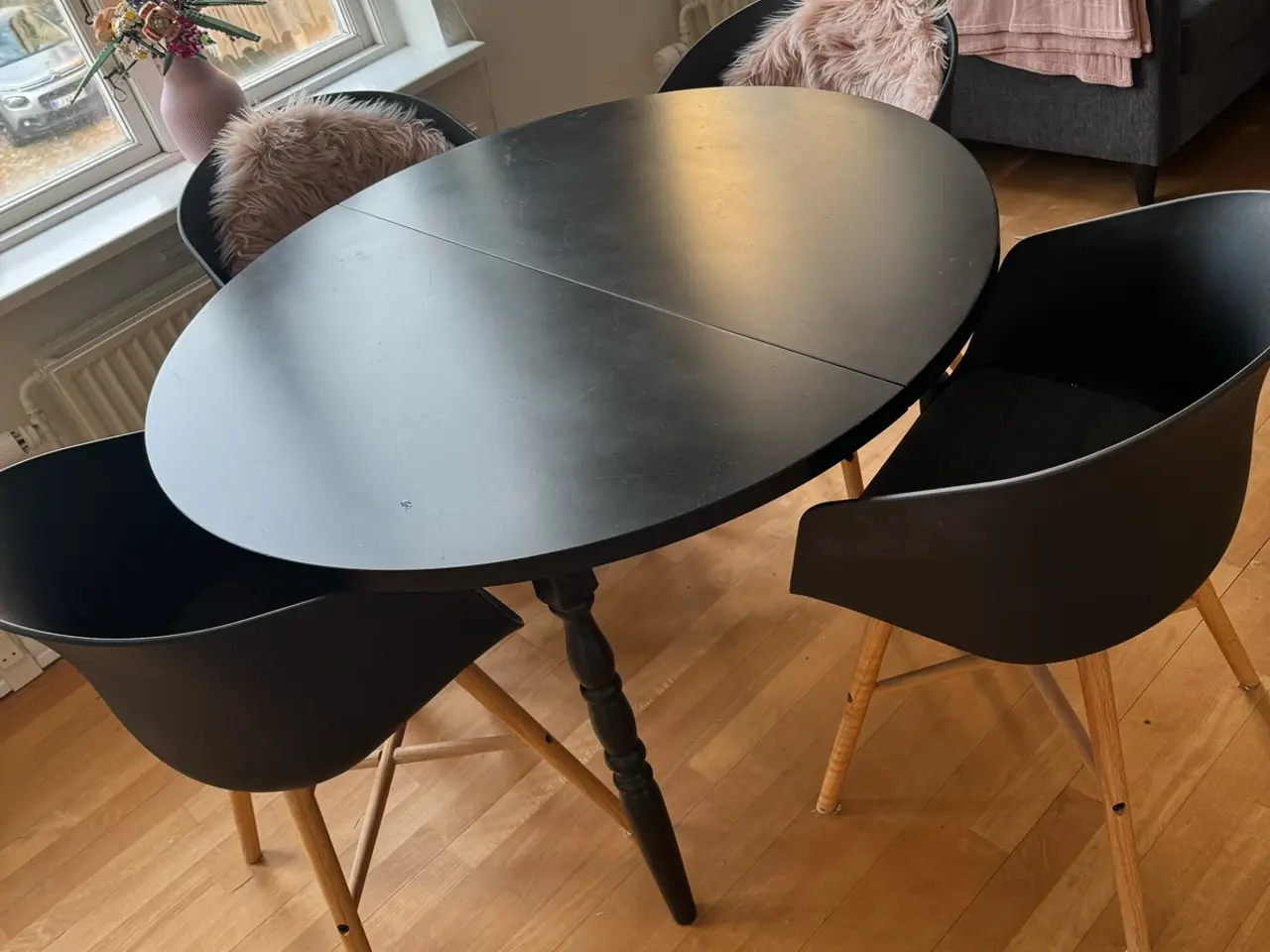 Billede 1 - Spisebord med tillægsplade og stole