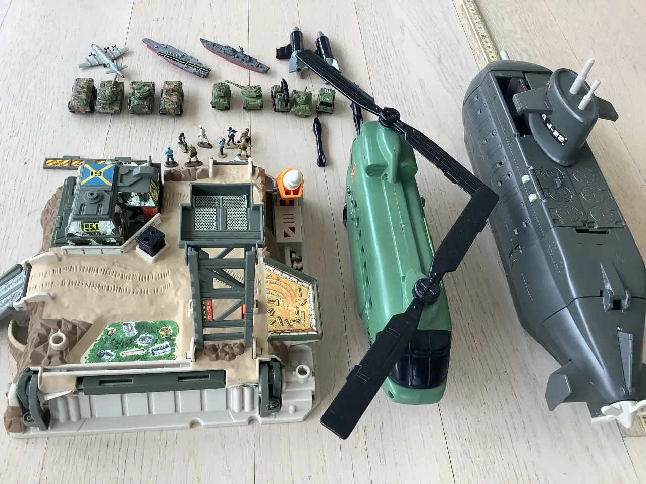 Billede 5 - Militær levesæt med base, helikopter mv.