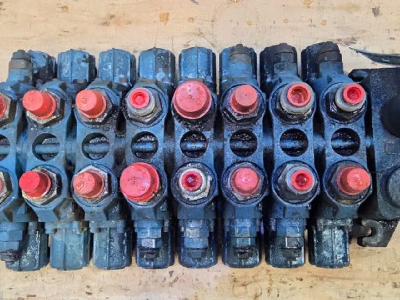 Billede 12 - New Holland LB115B Hydraulikventil 87305216